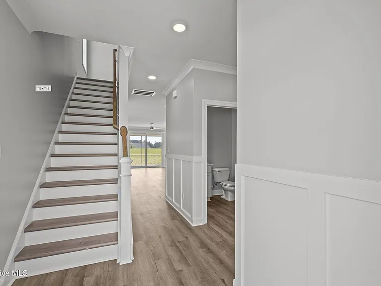 319 Taylorwood Dr — Photo 3