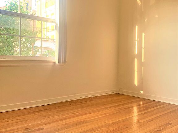 5th image of 2954 1/2 Francis Ave