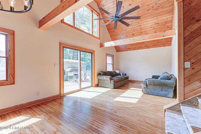 3rd image of 118 Lakeview Lane
