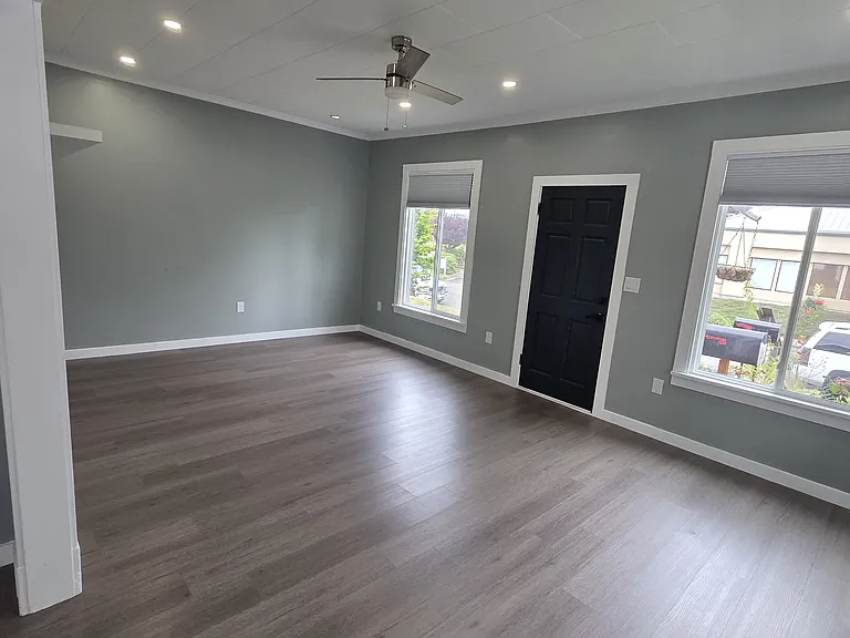 4020 Hoyt Ave — Photo 2