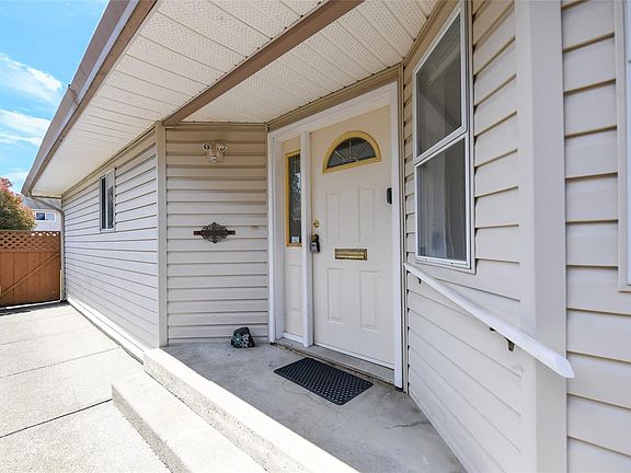 3rd image of 2179 Urquhart Ave #A