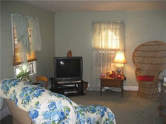 4th image of 622 Hyde Park Blvd