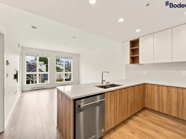 750 Dogwood St #320, Coquitlam, BC V3J 4B5