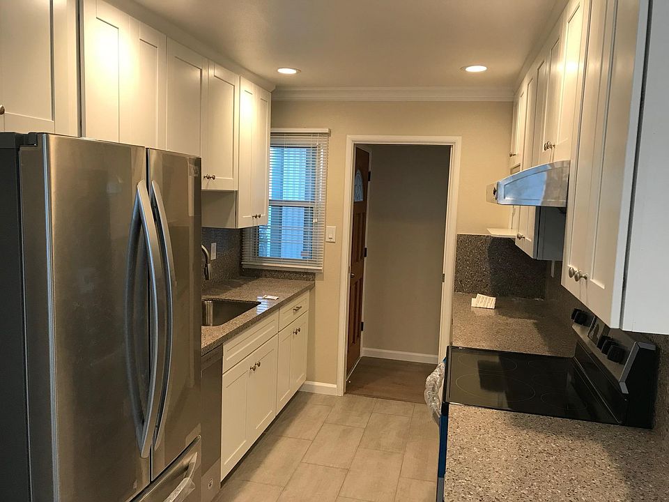 1st image of 6 Gertrude Ct