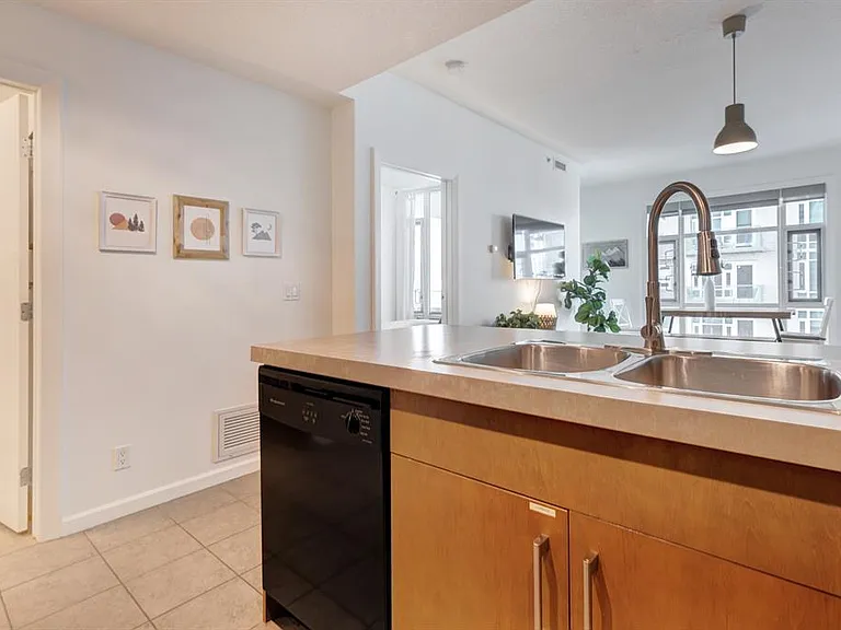 210 15th Ave SE #1302 — Photo 17