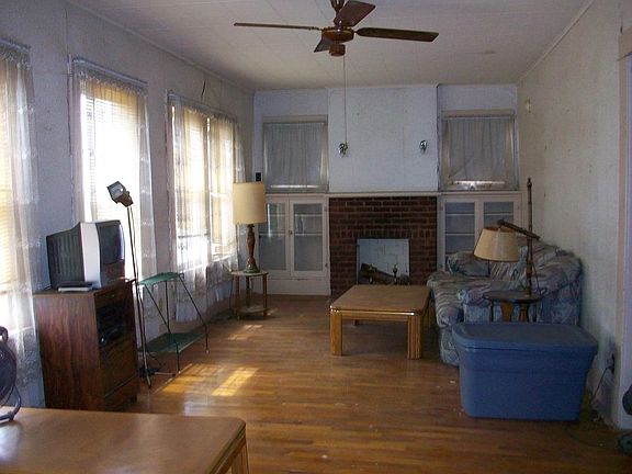 2nd image of 210 W Pine Ave