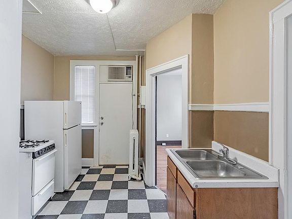 2nd image of 2464 Harney St APT 25
