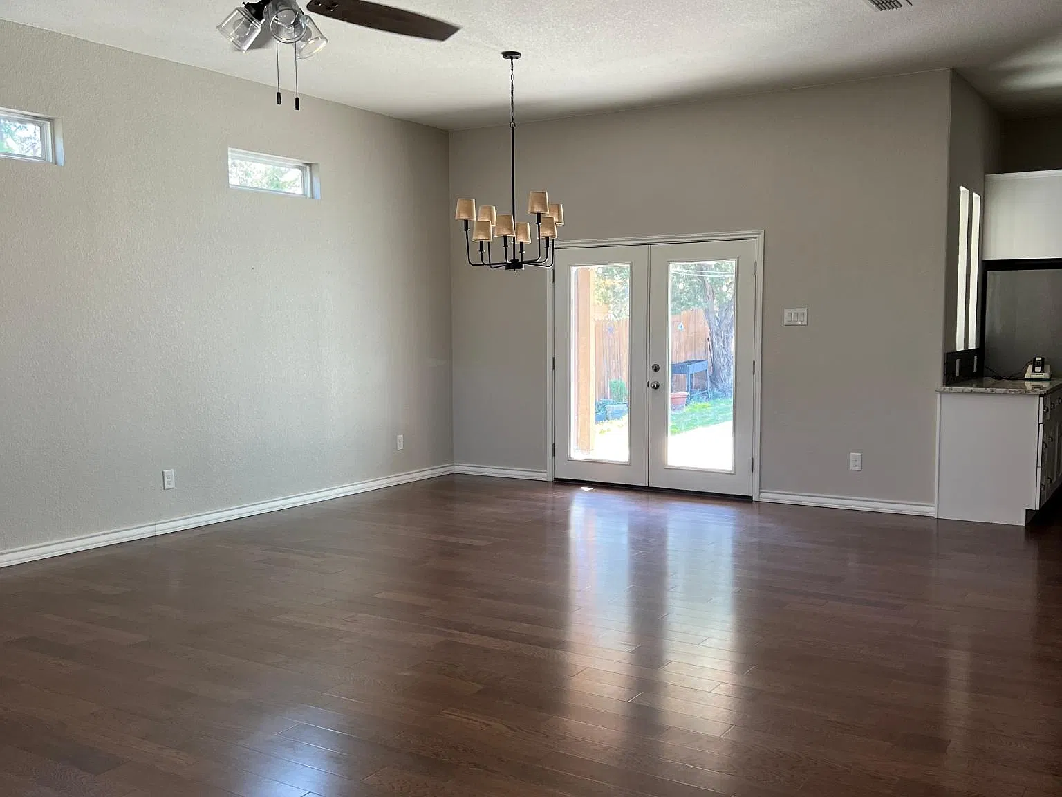 2729 Woodcrest Dr — Photo 2
