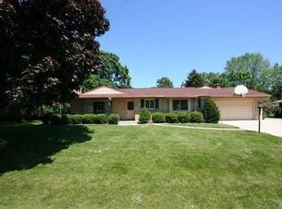 2124 W Apple Tree Rd, Glendale, WI 53209