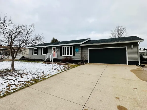 1580 S Westwood Cir, Ishpeming, MI 49849