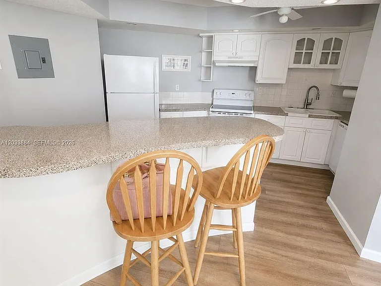 800 Parkview Dr #512 — Photo 8