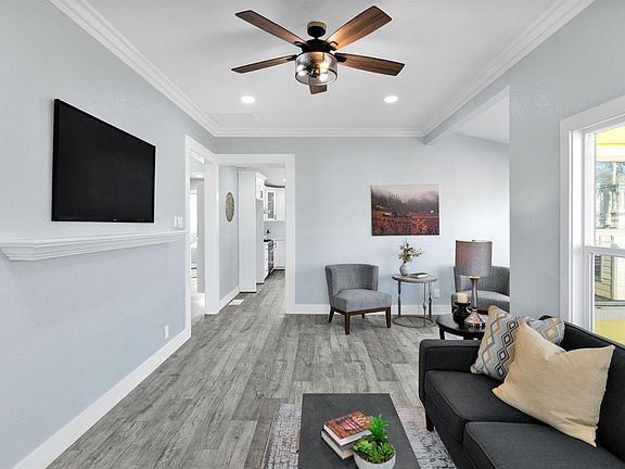 4th image of 8699 Oak Grove Avenue