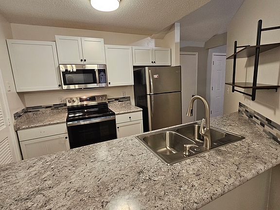 3rd image of 4041 Overland Dr
