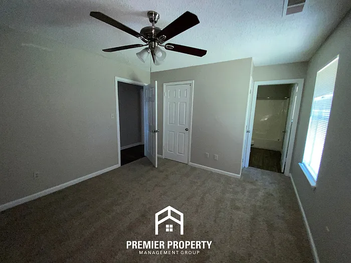 2584 Parkview Dr — Photo 10