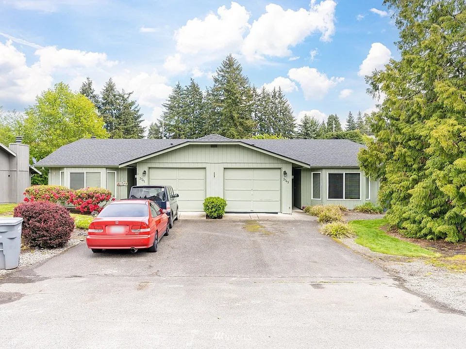 Front Yard / Entrance