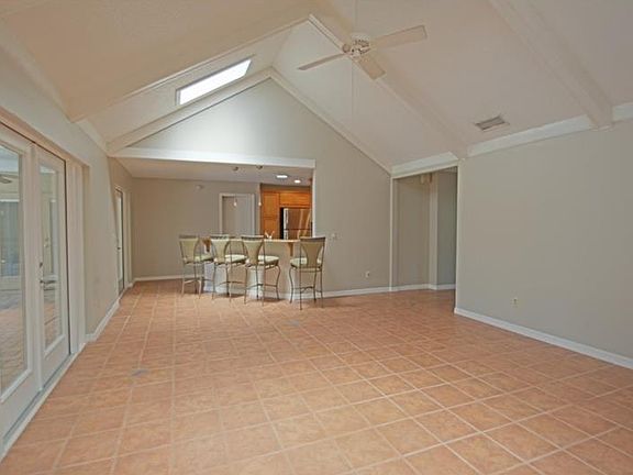4th image of 715 Riverbend Blvd