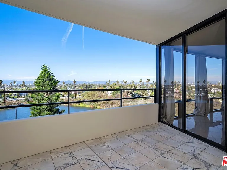 4333 Marina City Dr — Photo 6