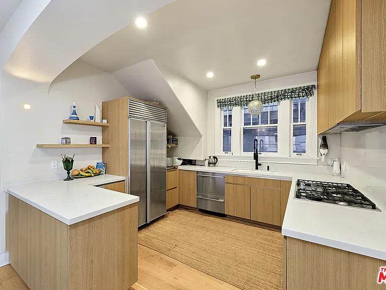 34 Park Ave — Photo 2