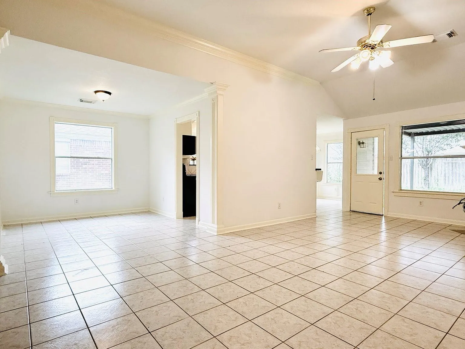 3 bed, 2.0 bath, 1815 sqft, $1,900 — Photo 4