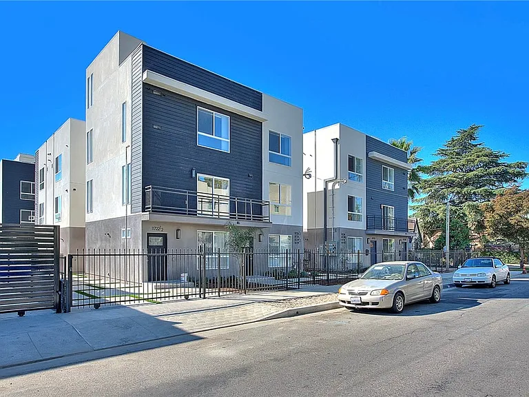 11722 Hamlin St — Photo 1