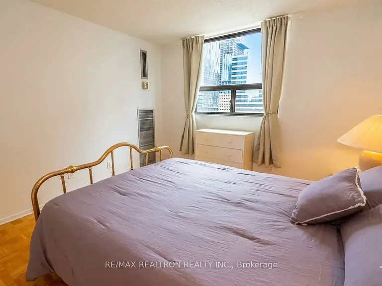 89 McCaul St #919 — Photo 17