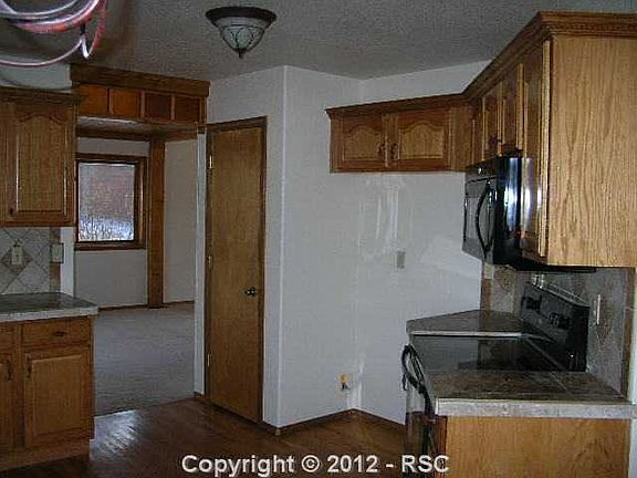 4th image of 700 Fox Hill Ct