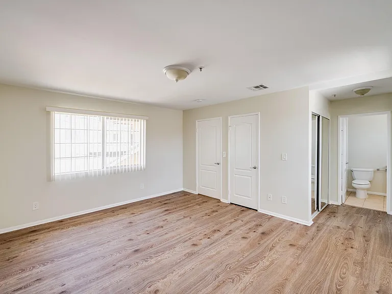 1011 Thompson Ave #C — Photo 16