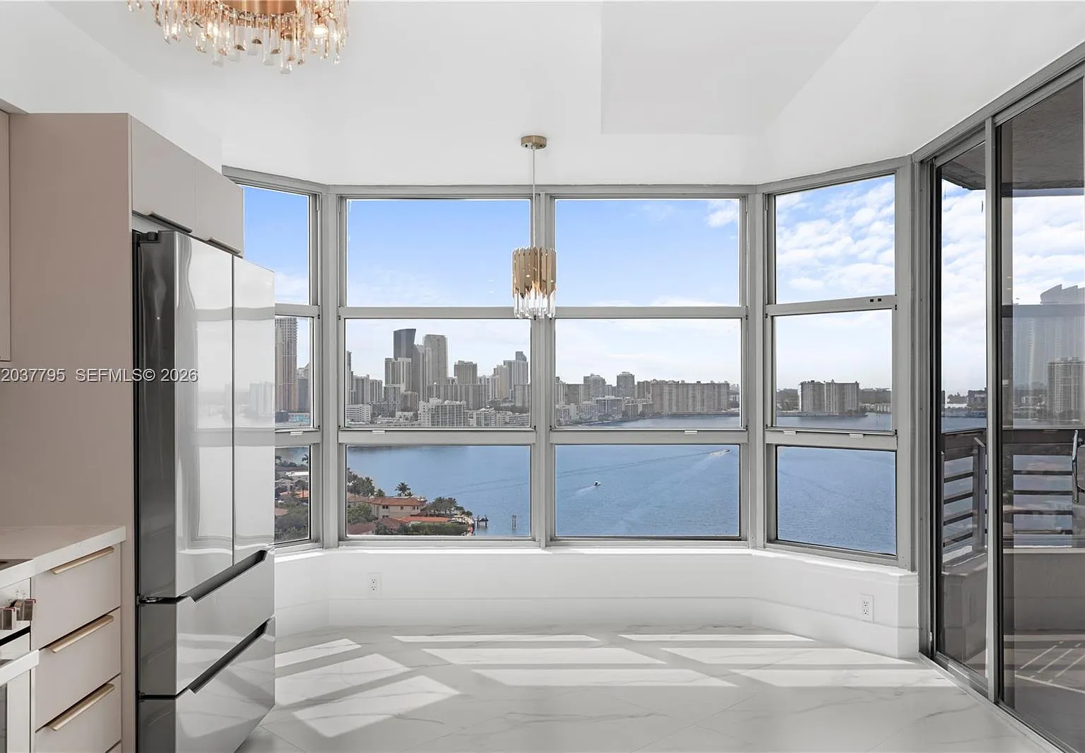 Mystic Pointe Condo No Tw — Photo 2