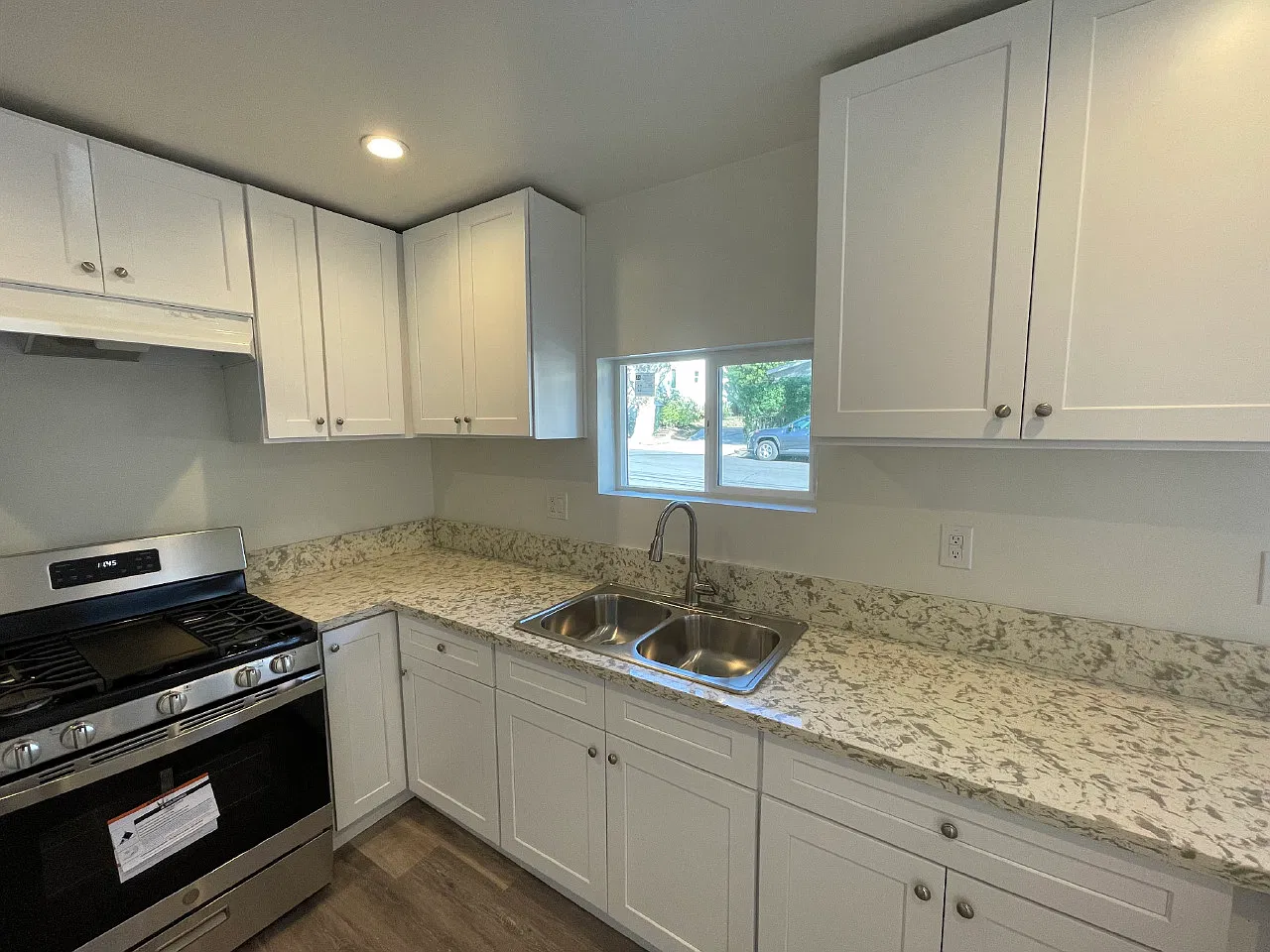 2 bed, 700 sqft, $2,700 — Photo 4
