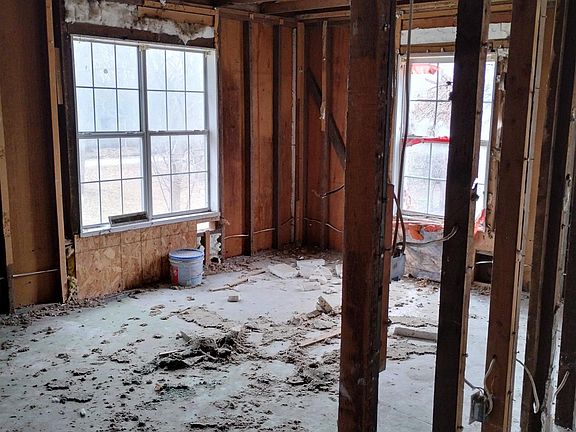 3rd image of 706 W Briggs Ave