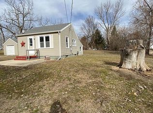 914 9th St NE, Independence, IA 50644