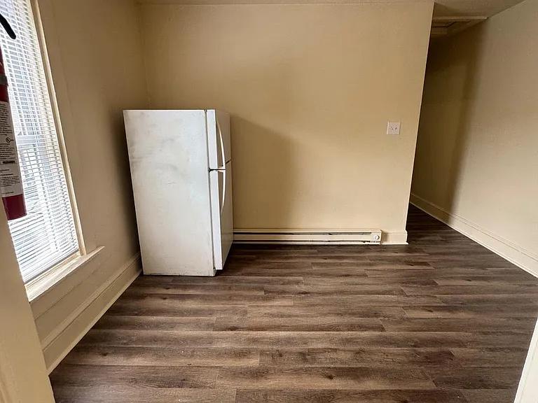 442 E King St — Photo 5