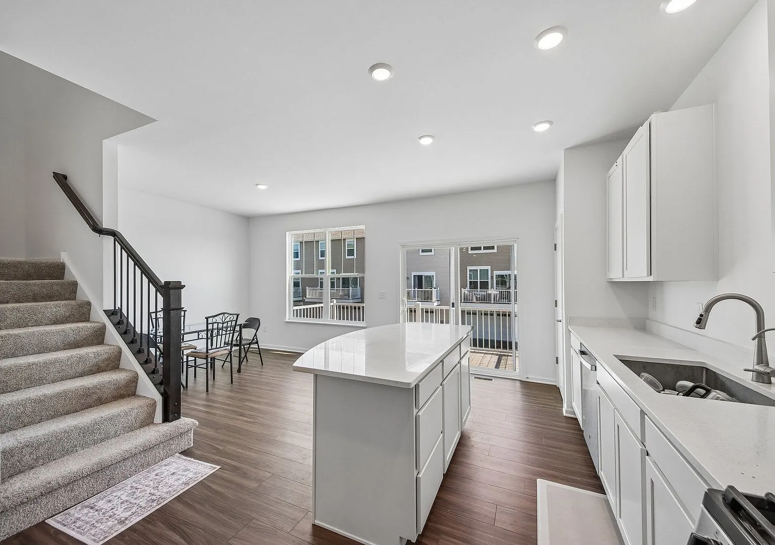 3 bed, 2.5 bath, 1764 sqft, $3,000 — Photo 3