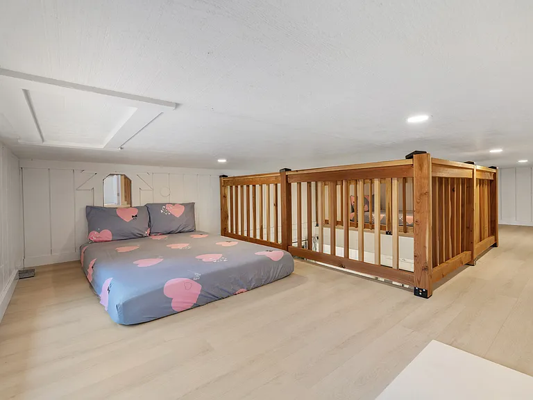 Upstairs Loft. Additonal sleeping for 4.