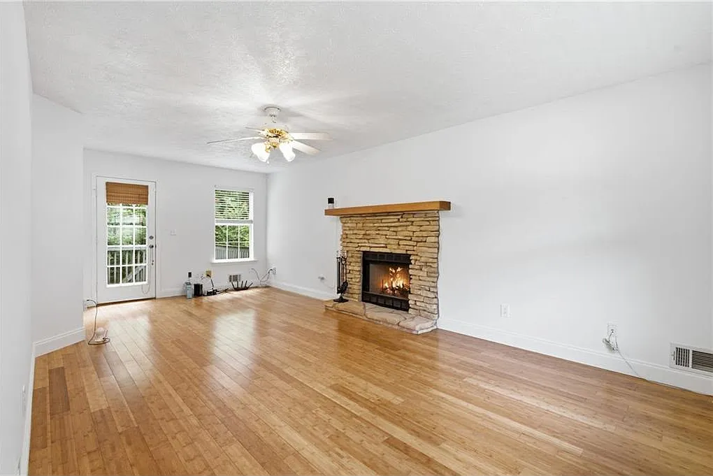 3 bed, 2.5 bath, 2268 sqft, $2,399 — Photo 3