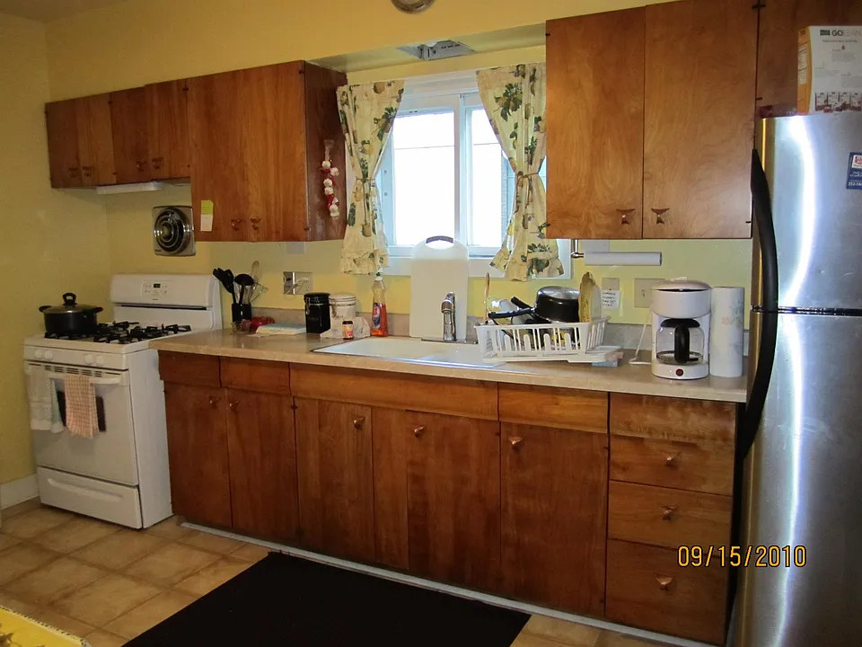 Kitchen includes stove and fridge