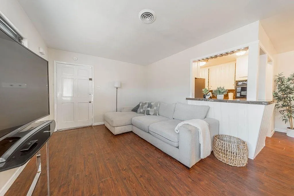 2 bed, 1.5 bath, $1,500 — Photo 3