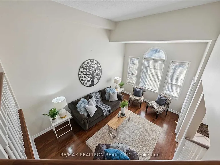 68 Flint Cres #UPPER — Photo 4