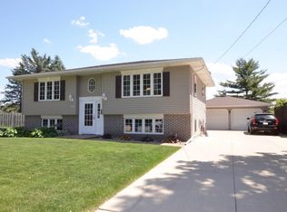 1442 Columbus Dr, Waterloo, IA 50702