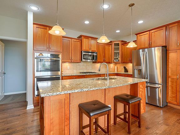 5th image of 102 Featherstone Ct