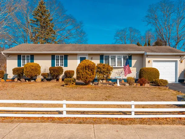 13 Washington Place, Patchogue, NY 11772