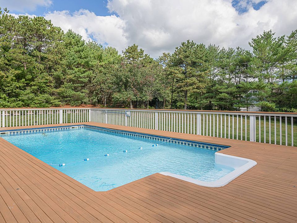 1st image of 18 Lakeside Ln