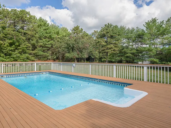 18 Lakeside Ln, Westhampton, NY 11977