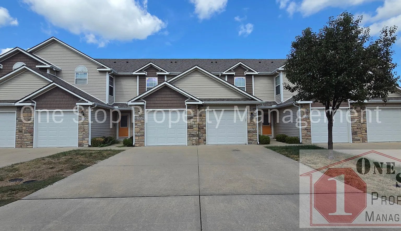 Charming 2 Bedroom / 2.5 Bathroom Townhome in Raymore!! — Photo 2