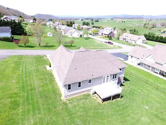 3rd image of 250 Knollwood Ln