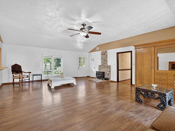 3rd image of 114 Hillendale Dr
