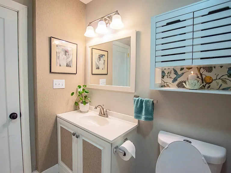 2nd bathroom with artwork and inviting accents