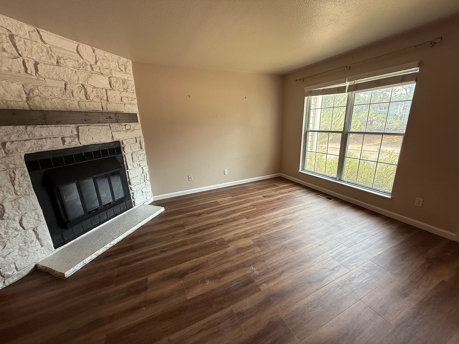2 bed, 1.5 bath, 1100 sqft, $1,100 — Photo 3