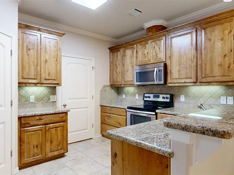 3805 Silverthorne Ln — Photo 5