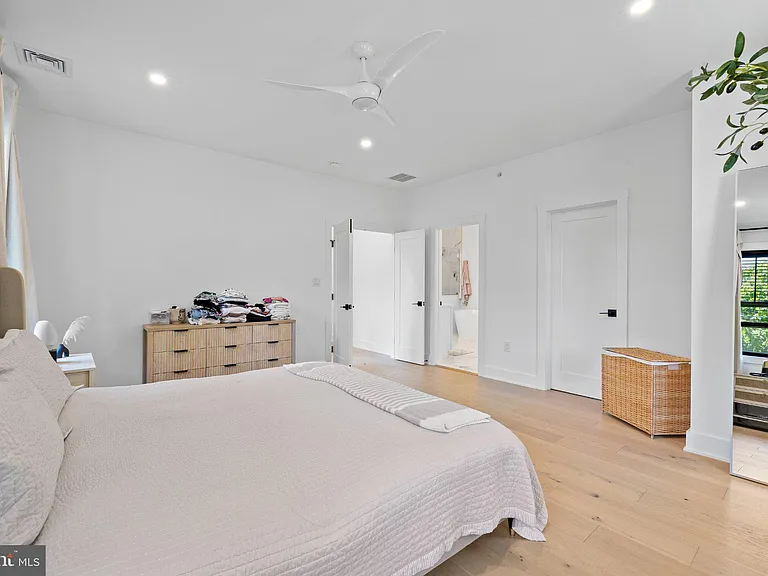 985 Henry Ave — Photo 19